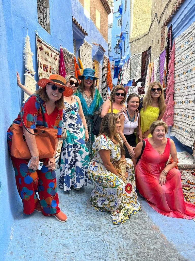 Viajantes nos becos azuis de Chefchaouen durante roteiro de 10 dias no Marrocos