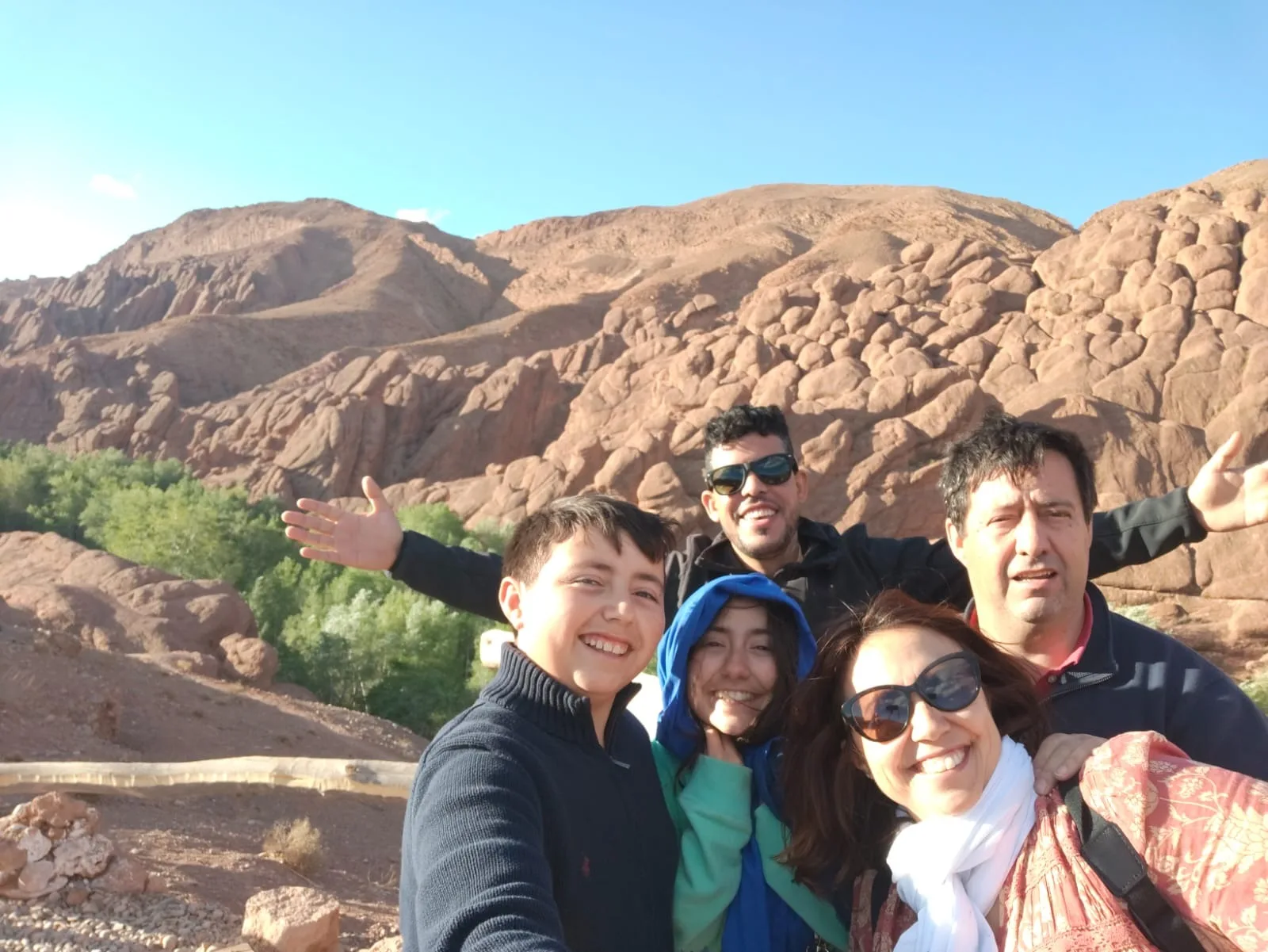 Viajantes nas gargantas do Dades com o Alto Atlas ao fundo no roteiro de 10 dias